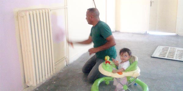 Okul müdürü ve öğretmen okulu boyadı