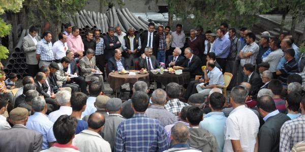 Köy meydanında 'çocuk gelin' toplantısı