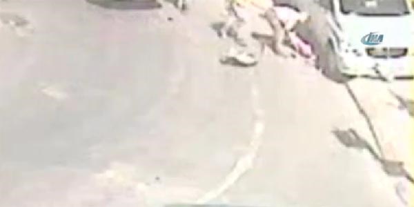 Okula kayıt yaptırmaya giden kız minübüs altında can verdi