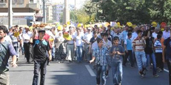 BDP eyleminde yüzü maskeli çocuklar polisi tehdit etti