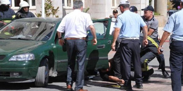 Belediye önünde kendisini yakmak istedi