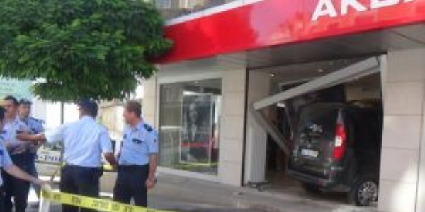 Kaza yapmamak için direksiyonu kıran şoför banka şubesine daldı