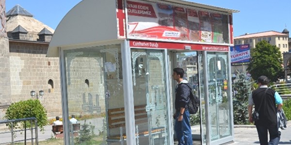 Kışın ısıtan klimalı duraklar, yazın serinletiyor