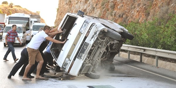 Alanya'da sveli Turistleri tayan minibs devrildi