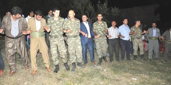 Komutanlar, Kato Dağı eteklerindeki düğünde halay çekti