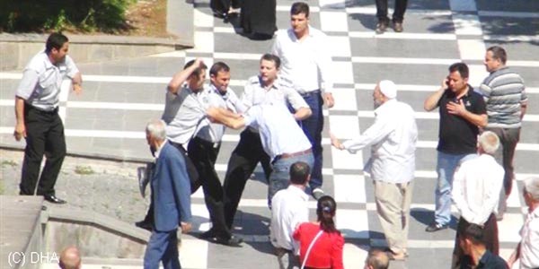 Fakıbaba'nın yolunu kesmek isteyen vatandaşa, güvenlikçi dayağı