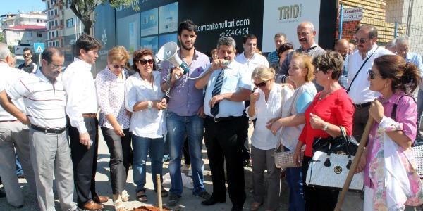 CHP'den onarılmayan yola patatesli protesto