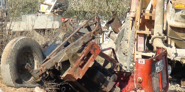 Beton mikseri traktöre çarptı: 2 ölü