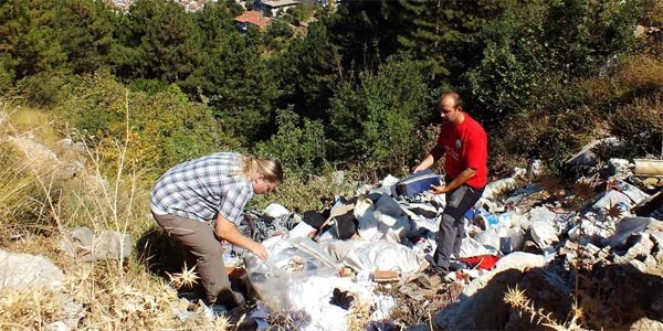 Uludağ yoluna atılan molozlar hayrete düşürdü