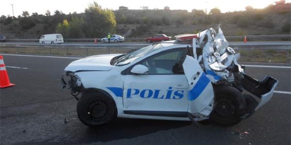 Polis otosunu biçerek ambulans şöforünü ezdi