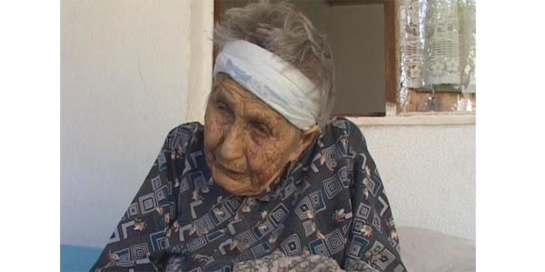 105'lik Ayşe Nine görenlere maşallah dedirtiyor