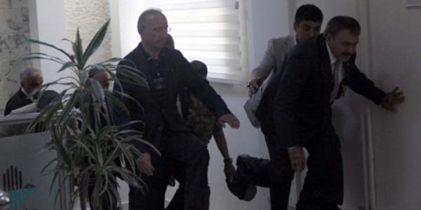 Bakan Eroğlu'nu düşmekten korumaları kurtardı
