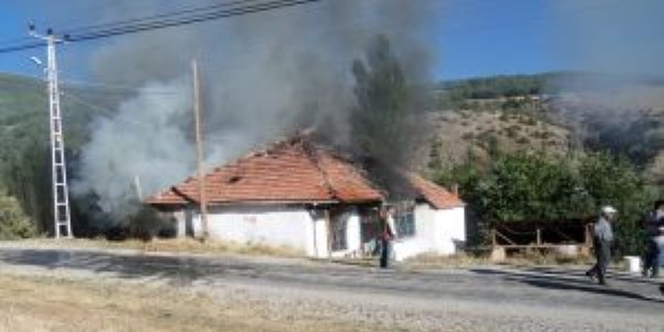 Akdağmadeni'nde bir ev ve ahır yandı