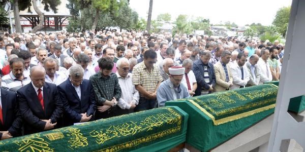 Emekli öğretmen ve oğlu, yan yana toprağa verildi