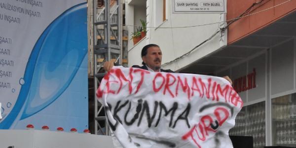 Temel atma töreninde pankart açtı, gözaltına alındı
