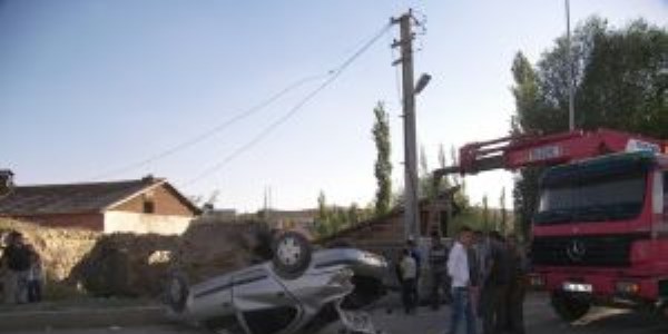 Otomobil elektrik panosuna çarpıp takla attı: 2 yaralı