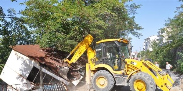 Alaplı'da atıl durumdaki dükkanlar yıkılıyor
