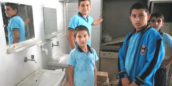 Okul açıldı, tadilattaki tuvaletler açılamadı