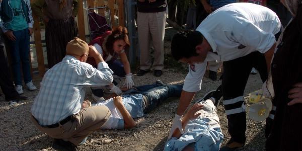 Motosiklet otobüsün altında kaldı: 2 yaralı