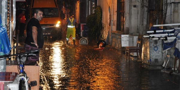 Foça 15 dakika süren yağmura teslim oldu