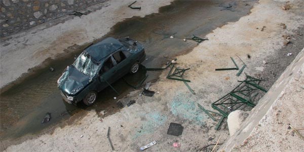 Ehliyetsiz sürücü otomobiliyle dereye uçtu