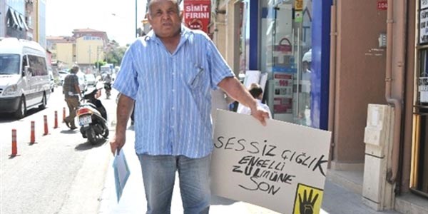 Engelliden pankartlı protesto