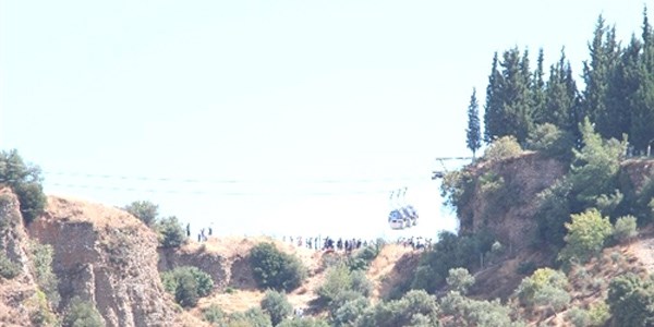 Uçuruma yuvarlanan kadın hastaneye kaldırıldı