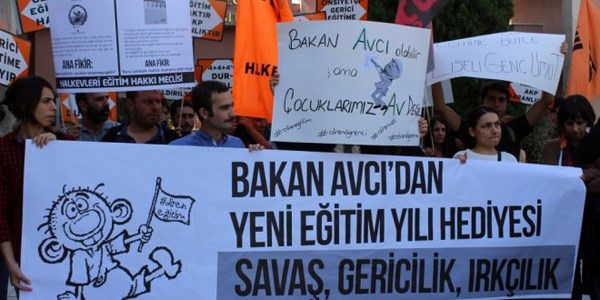 MEB önünde kitaplı protesto