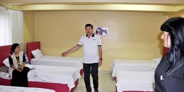 Annelere otel konforunda hizmet