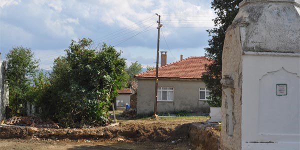 Köy camisi yıkılınca, boş kalan okul ibadete açıldı