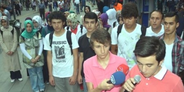 Okullarda kıyafet düzenlemesi protestosu
