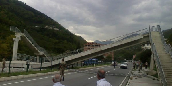 Trabzon-Gümüşhane karayolunda üst geçit çöktü