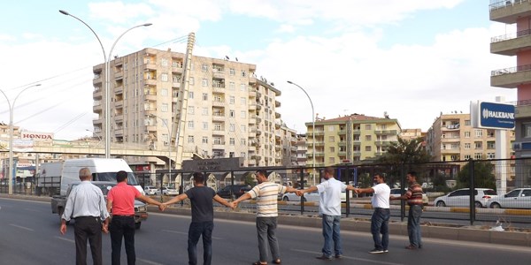 Diyarbakır'da esnaftan 'alt geçit' eylemi