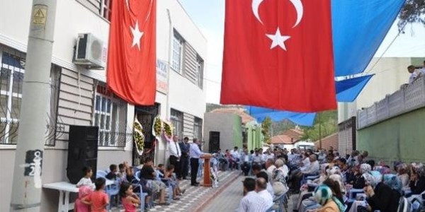 Kırkağaç'ta Romanlar için okuma salonu açıldı