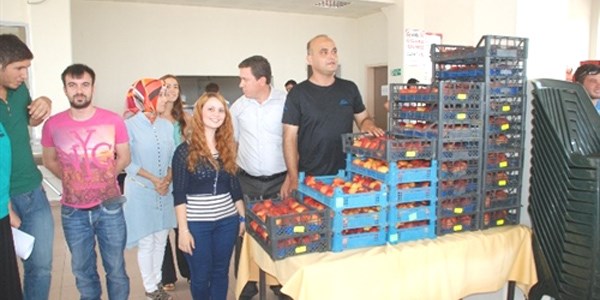 Üniversite öğrencilerini şeftaliyle karşıladı