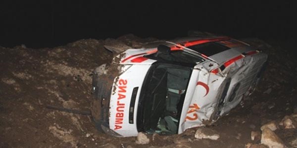 Ardahan'da ambulans şarampole uçtu: 3 yaralı