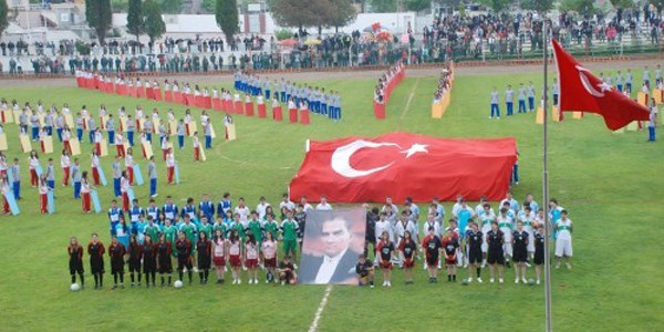 Hava kirliyse öğrenciler tören yapmayacak