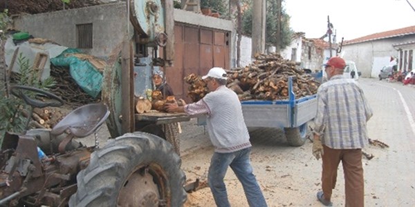 Seyyar bıçkıyla gezip ekmeğini odun keserek kazanıyor