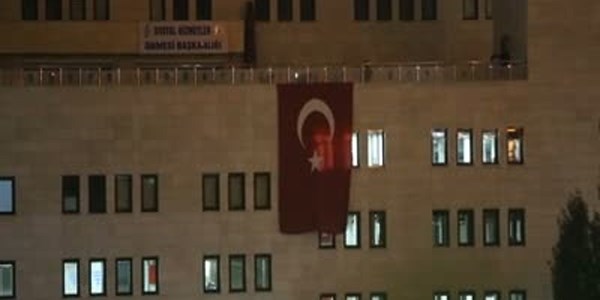 Mermi izinin üzerine Türk Bayrağı asıldı