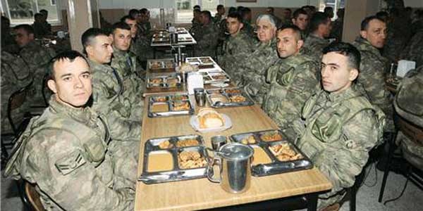 Küflenmiş gıdaları askere yedirmişler