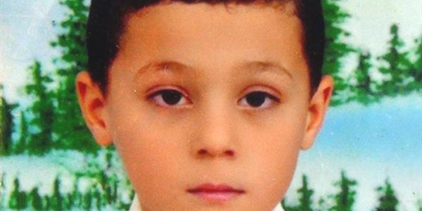 İlkokul öğrencisi okulda dolabın altında kaldı