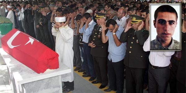 Otomatik kapıya sıkışarak can veren asker toprağa verildi