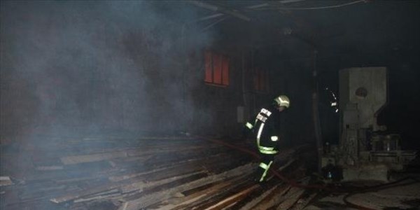 orum'da kereste fabrikasndaki yangndan bir itfaiye eri etkilendi