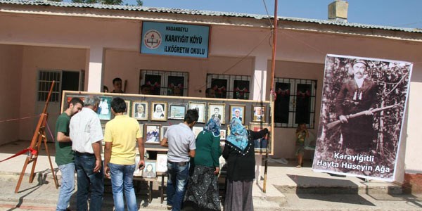 Sınıf öğretmeni, köyde fotoğraf sergisi açtı