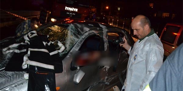 Otomobil bariyerlere çarptı: 1 ölü, 3 yaralı