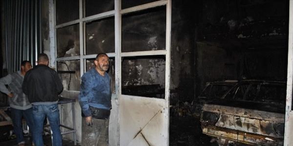Kaportacıda çıkan yangında 5 otomobil hurdaya döndü
