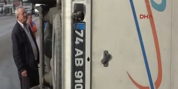 İşçi servisleri çarpıştı: 3 yaralı