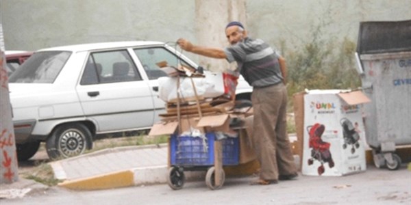 Ekmeğini çöpten çıkarıyor
