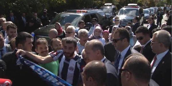 Taraftar, Başbakan Erdoğan'ın yolunu kesti