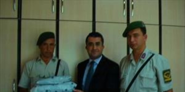 Kaymakam Çınar, okuma yazma öğrenen Mehmetçiği ödüllendirdi